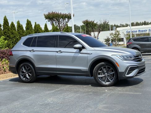 Used 2023 Volkswagen Tiguan SE FWD image 3
