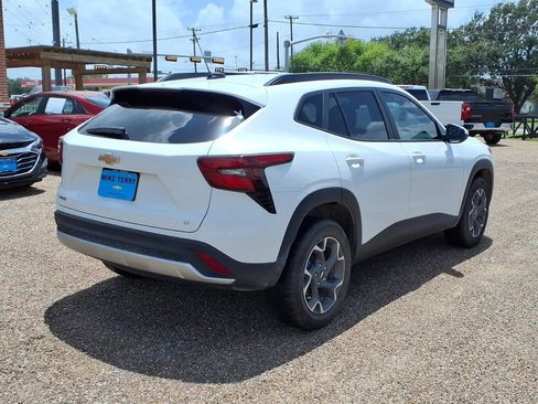 Used 2025 Chevrolet Trax LT FWD image 2