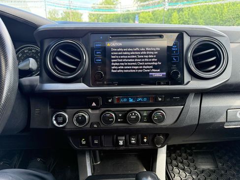 Used 2019 Toyota Tacoma SR5 AWD/4WD image 16