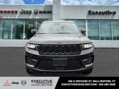 Used 2023 Jeep Grand Cherokee Altitude AWD/4WD image 6