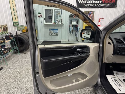 Used 2014 Chrysler Town & Country Touring image 31