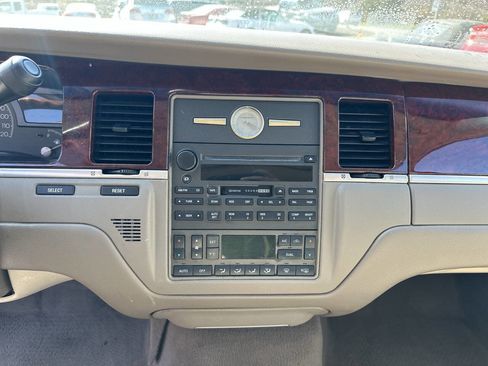 Used 2004 Lincoln Town Car Ultimate image 15