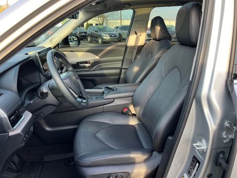Used 2024 Toyota Grand Highlander Limited FWD image 30
