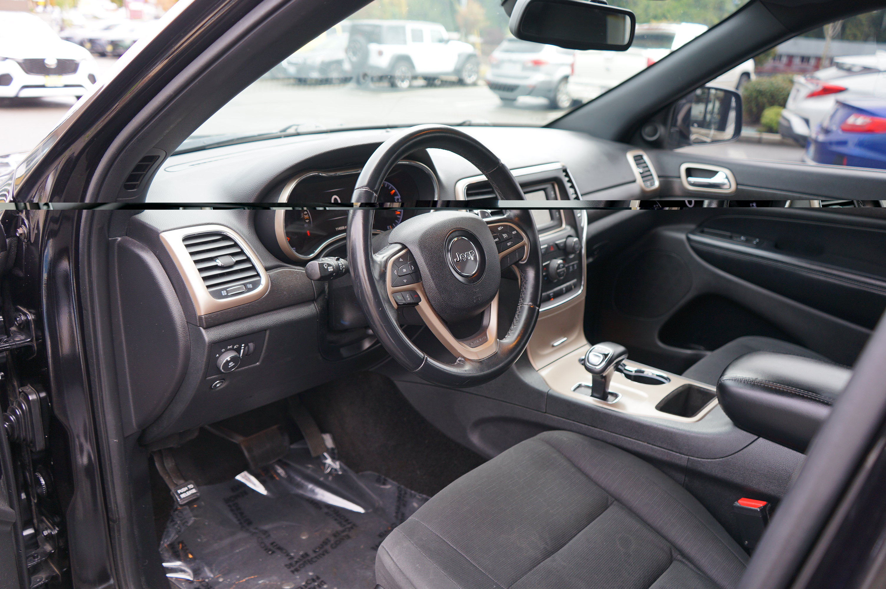 Used 2015 Jeep Grand Cherokee Laredo AWD/4WD image 16