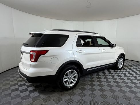 Used 2016 Ford Explorer XLT w/ Equipment Group 202A image 4