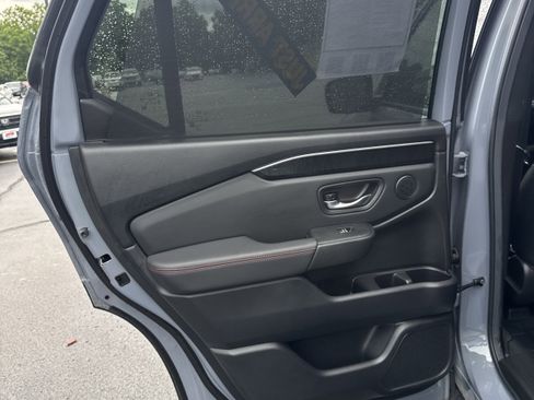 Used 2025 Honda Pilot Black Edition image 10
