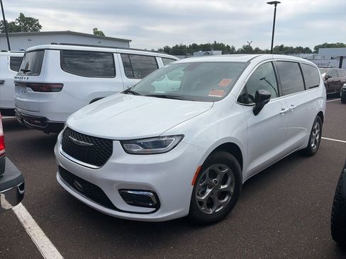 Used 2024 Chrysler Pacifica Limited FWD image 2