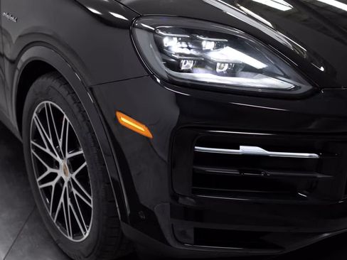 Certified 2025 Porsche Cayenne S AWD/4WD image 12
