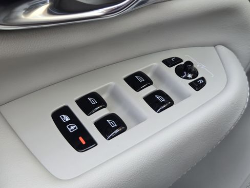 Certified 2025 Volvo XC90 T8 Core w/ Protection Package image 33