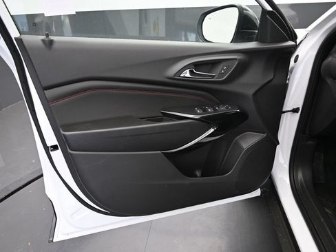 Used 2025 Chevrolet Trax RS w/ Driver Confidence Package FWD image 18