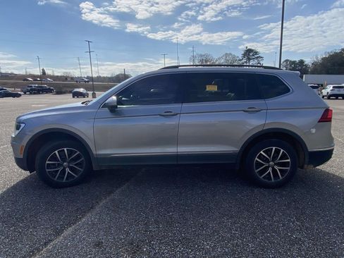 Used 2020 Volkswagen Tiguan SE w/ Panoramic Sunroof Package image 4