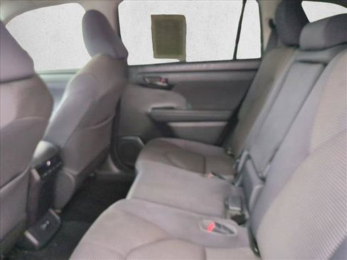 Used 2021 Toyota Highlander LE FWD image 17