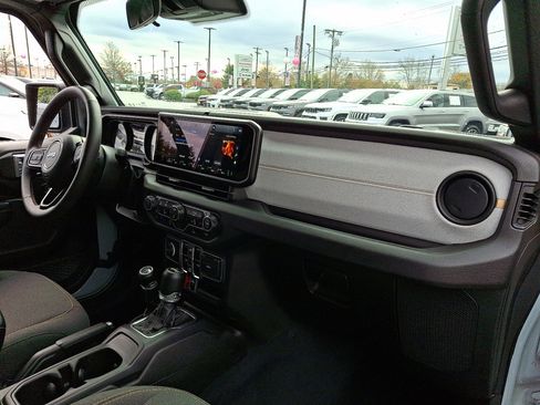 Used 2024 Jeep Wrangler Unlimited image 11