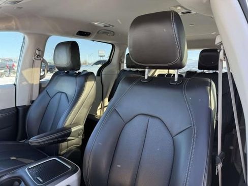 Used 2023 Chrysler Pacifica Touring-L image 12