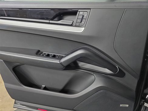 Used 2025 Porsche Cayenne image 22