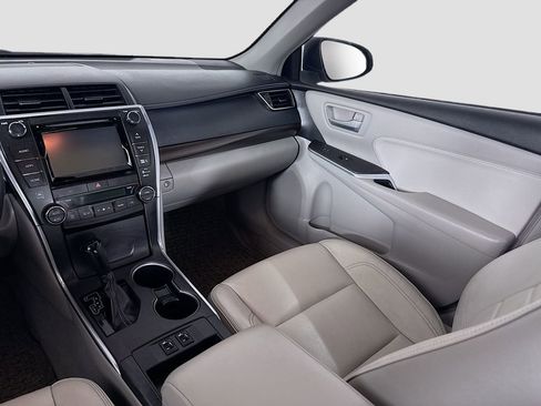 Used 2015 Toyota Camry XLE w/ Moonroof Package image 16