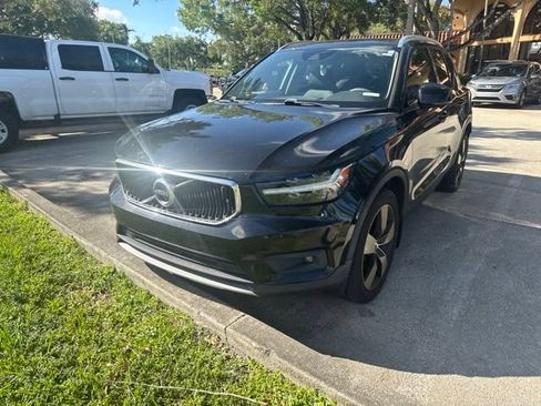 Used 2021 Volvo XC40 T4 Momentum w/ Protection Package Premier FWD image 3