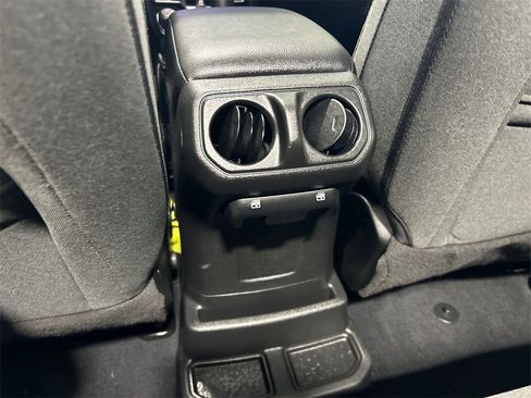 Used 2024 Jeep Wrangler Unlimited image 31