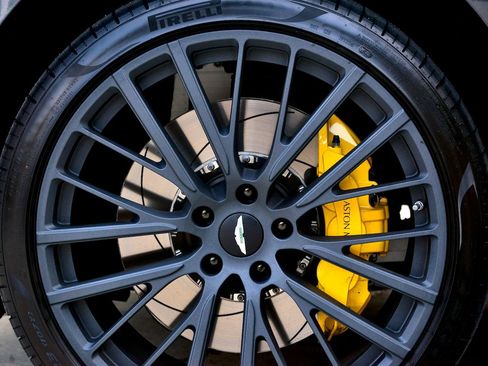 Used 2023 Aston Martin DBX image 17