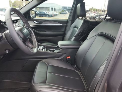 Used 2025 Jeep Grand Cherokee Limited w/ Luxury Tech Group II image 17