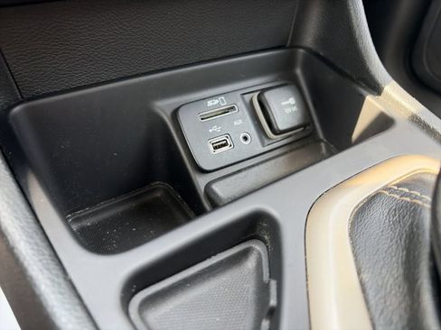 Used 2016 Jeep Cherokee Sport FWD image 26