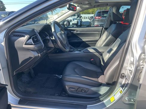 Used 2022 Toyota Camry XSE image 9