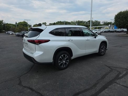 Used 2022 Toyota Highlander XLE AWD/4WD image 8