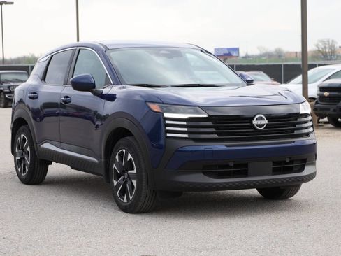 Used 2025 Nissan Kicks SV image 4