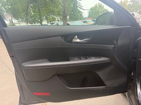 Used 2019 Kia Forte S w/ S Premium Package FWD image 11