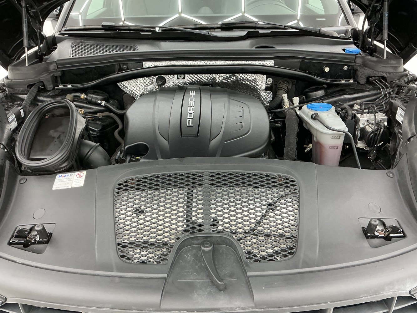 Used 2018 Porsche Macan AWD/4WD image 44
