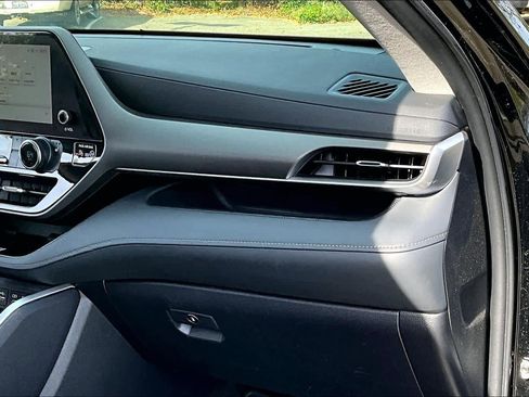 Used 2023 Toyota Highlander XLE image 18