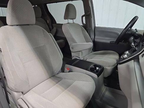 Used 2017 Toyota Sienna LE image 14