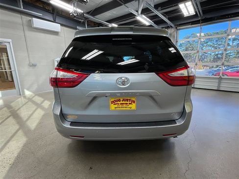 Used 2018 Toyota Sienna XLE w/ XLE Navigation Package image 4