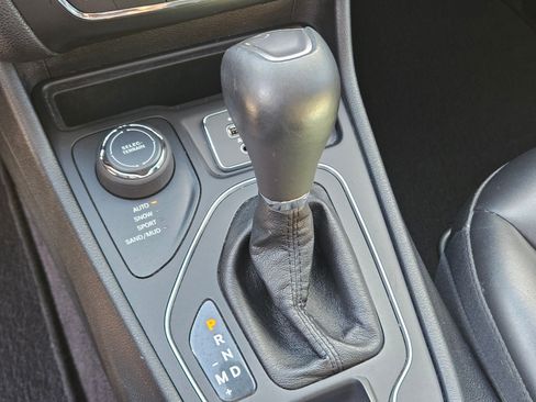 Used 2019 Jeep Cherokee Latitude Plus AWD/4WD image 25