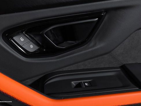 Used 2025 Lamborghini Urus SE image 46