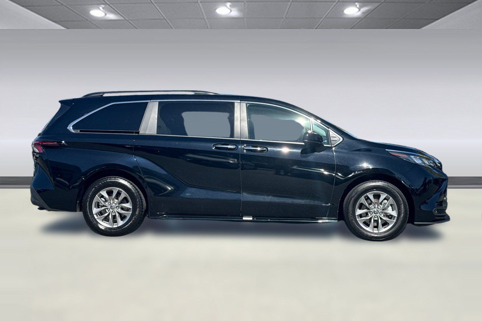 Used 2026 Toyota Sienna XLE FWD image 8