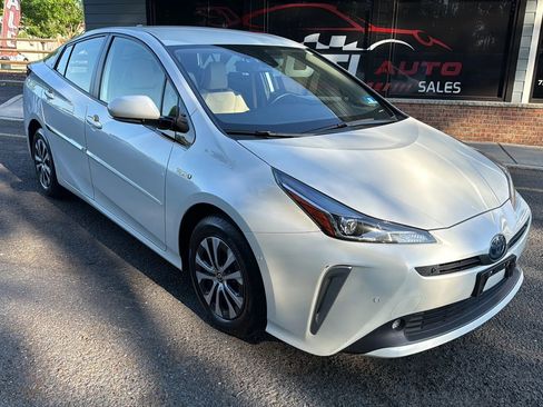 Used 2020 Toyota Prius XLE AWD/4WD image 3