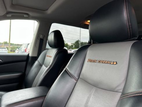 Used 2019 Nissan Pathfinder SL AWD/4WD image 35