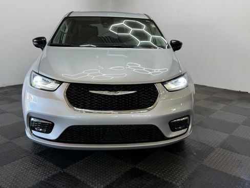 Used 2024 Chrysler Pacifica Touring-L FWD image 4
