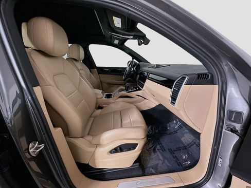 Certified 2023 Porsche Cayenne AWD/4WD image 31