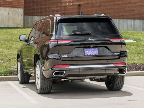 Used 2022 Jeep Grand Cherokee Summit AWD/4WD image 5