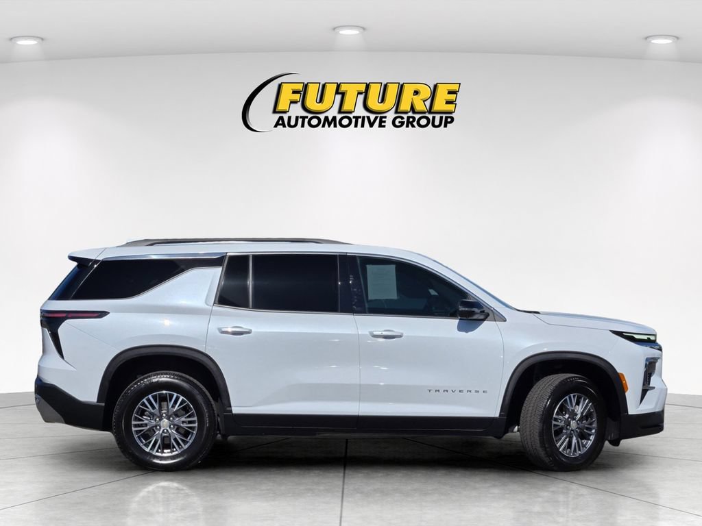 Used 2026 Chevrolet Traverse LT w/ Driver Confidence Package FWD image 3