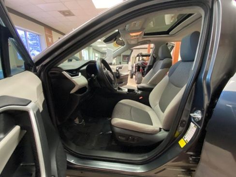 Used 2021 Toyota RAV4 XLE w/ Convenience Package image 23
