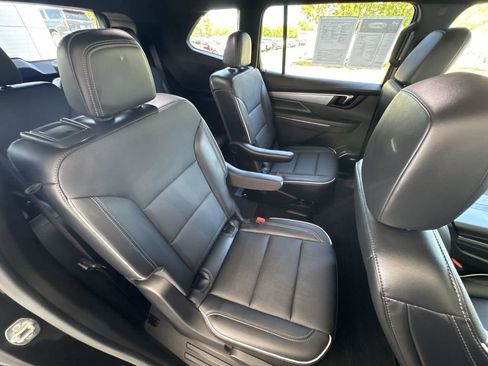Certified 2025 Buick Enclave Preferred AWD/4WD image 27