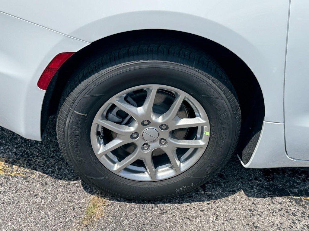 New 2027 Chrysler Pacifica Select FWD image 5