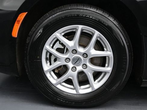 Used 2024 Chrysler Pacifica Touring-L image 11