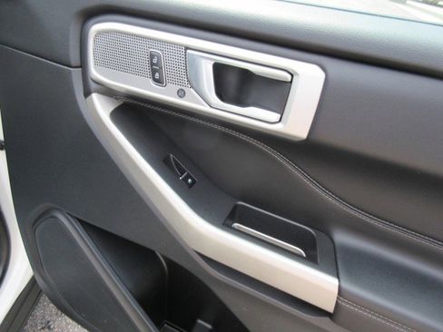 Used 2022 Ford Explorer Limited w/ Equipment Group 301A image 21