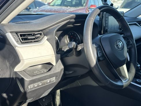 Used 2021 Toyota RAV4 XLE Premium image 19