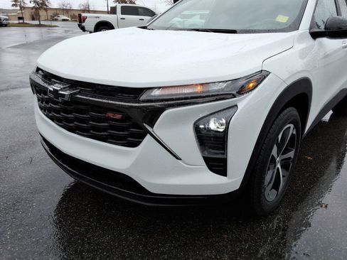 Certified 2024 Chevrolet Trax RS w/ Driver Confidence Package image 9