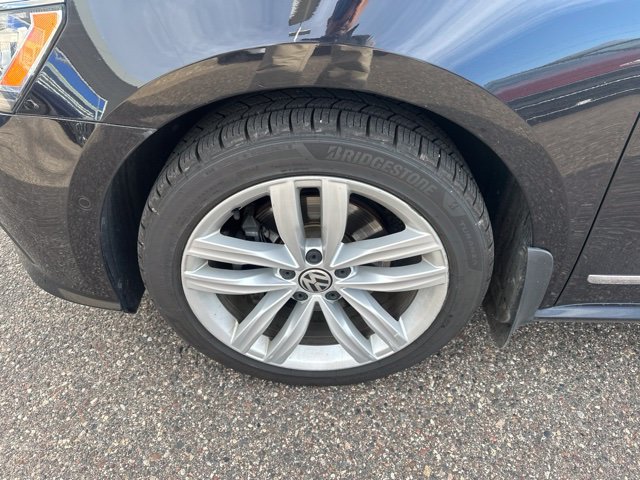 Used 2018 Volkswagen Passat 2.0T SEL Premium FWD image 9